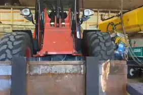 Очистка: ковш экскаватора