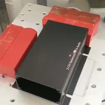 Лазерная маркировка на изделии из оксида алюминия