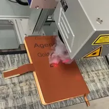 Лазерная маркировка тетради с кожаным покрытием